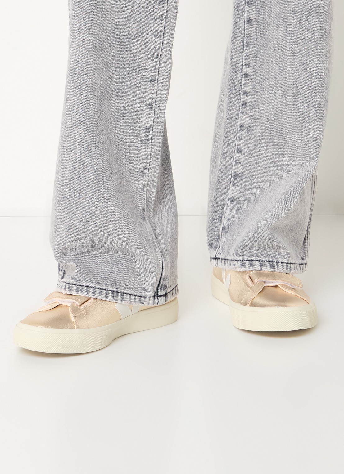Veja Recife sneaker van leer met metallic finish - voorkant 2 goud