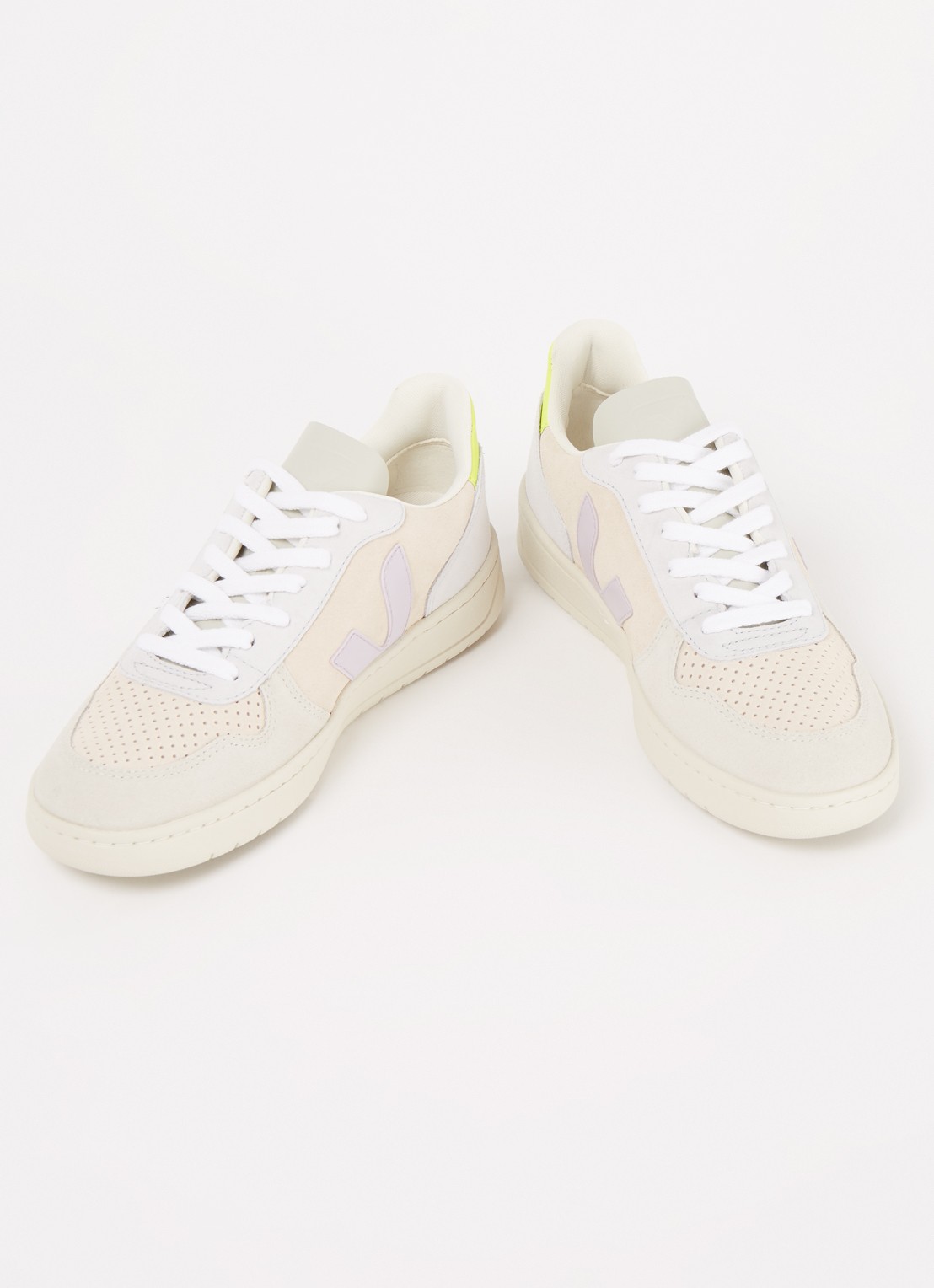 Veja V-10 sneaker met suède details - detail 2 creme