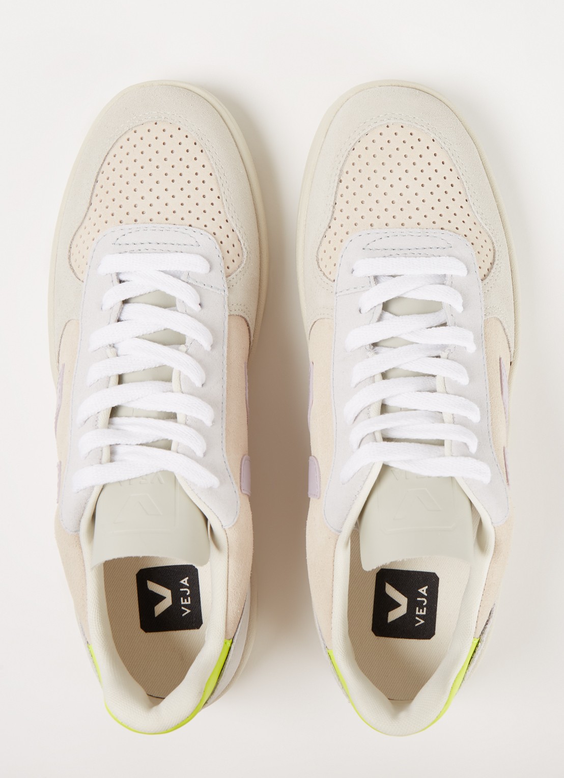 Veja V-10 sneaker met suède details - detail 4 creme
