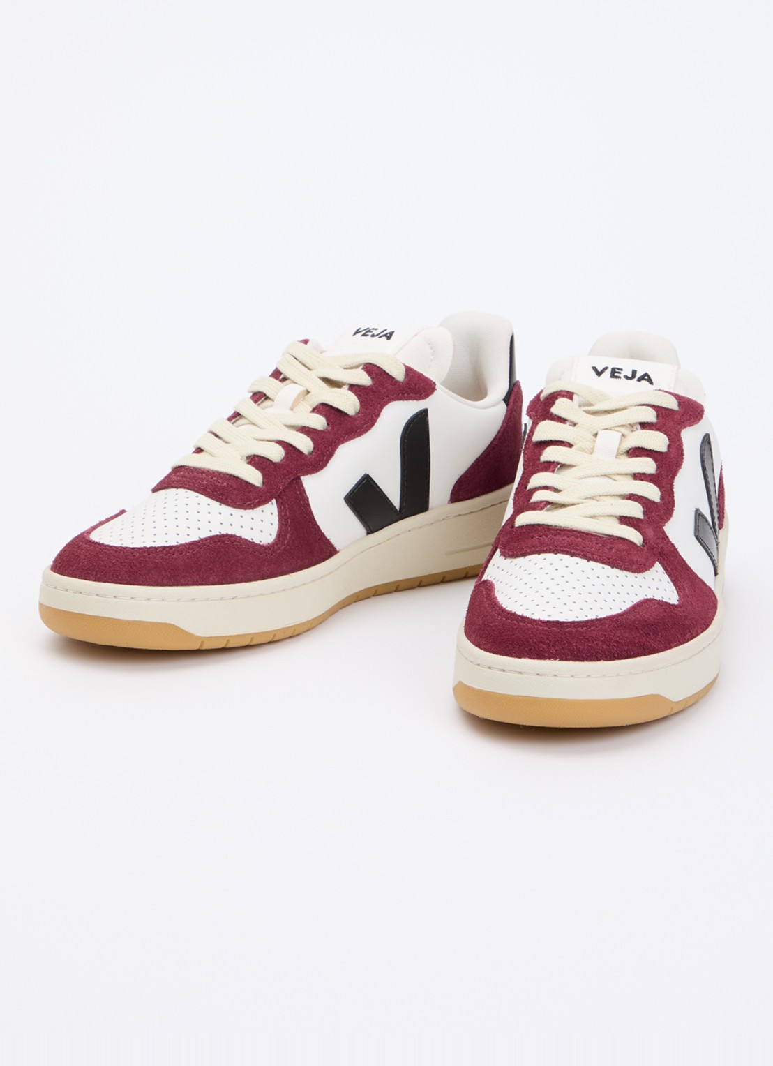 Veja V-10 sneaker van leer met suède details - detail 2 bordeauxrood