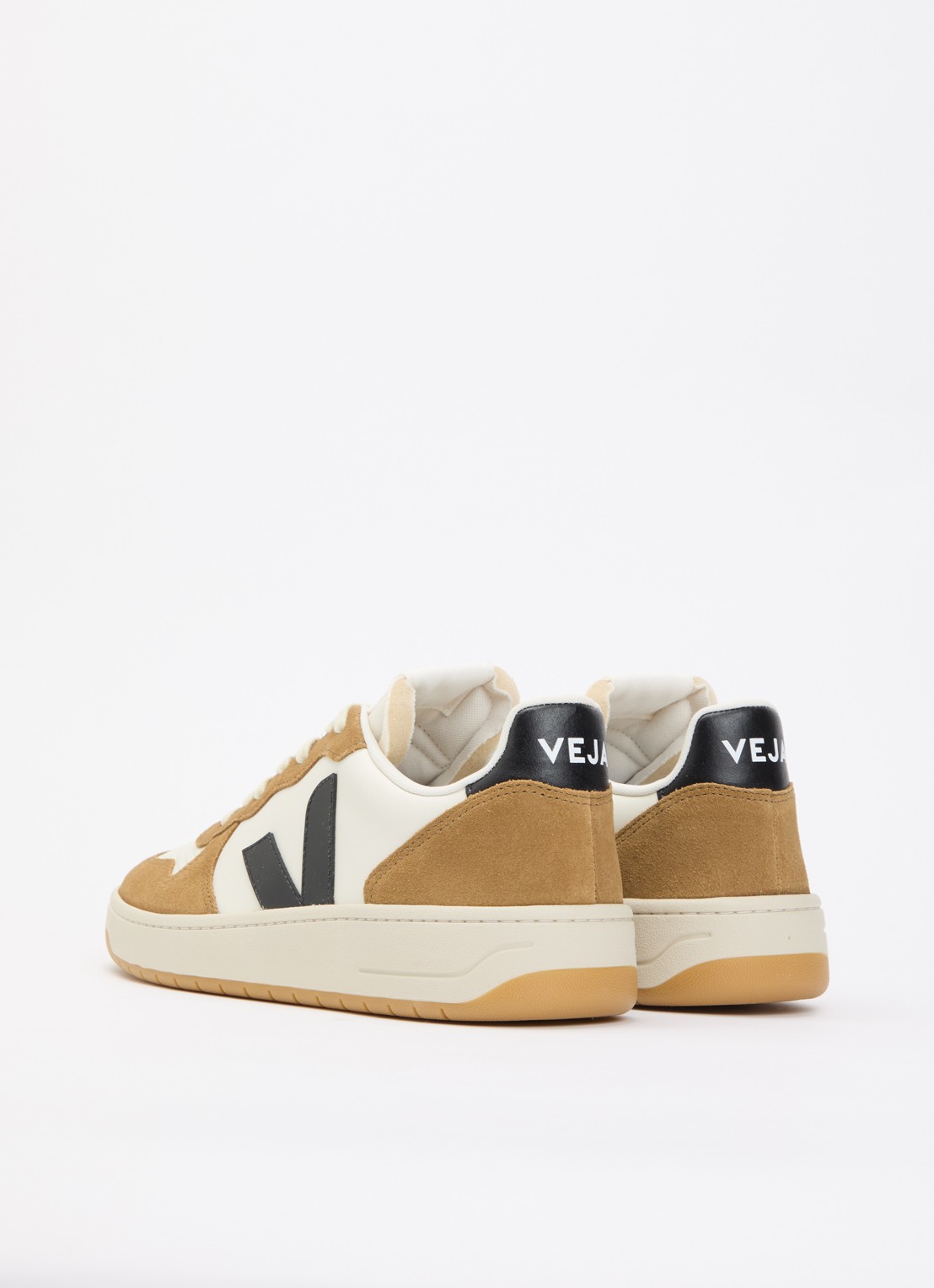 Veja V-10 sneaker van leer met suède details - achterkant 5 donkerbeige