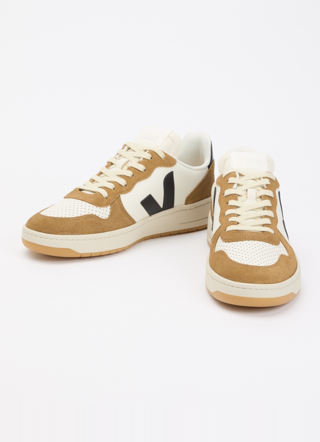 Veja V-10 sneaker van leer met suède details - detail donkerbeige