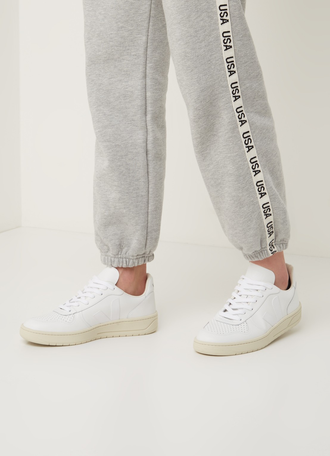 Veja V-10 sneaker van leer - voorkant 3 wit