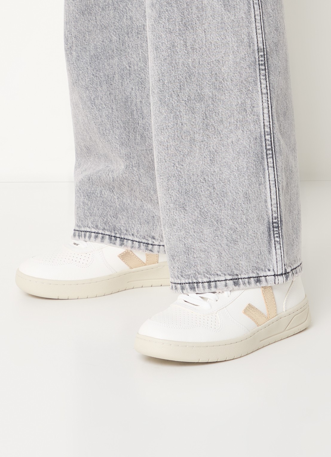 Veja V-10 sneaker van leer - voorkant 2 wit