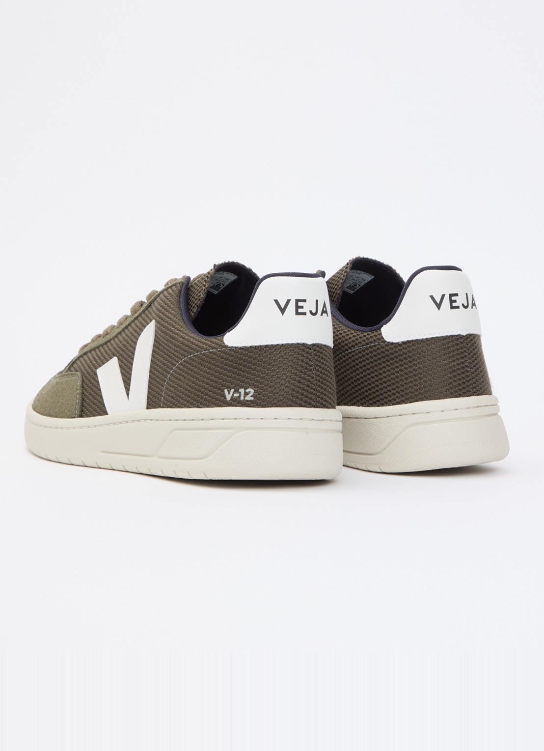 Veja V-12 sneaker met suède details - achterkant legergroen