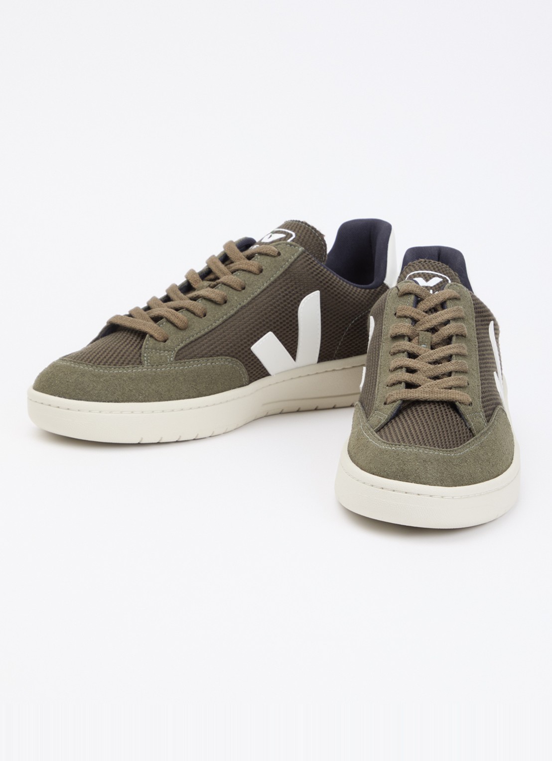 Veja V-12 sneaker met suède details - detail 2 legergroen