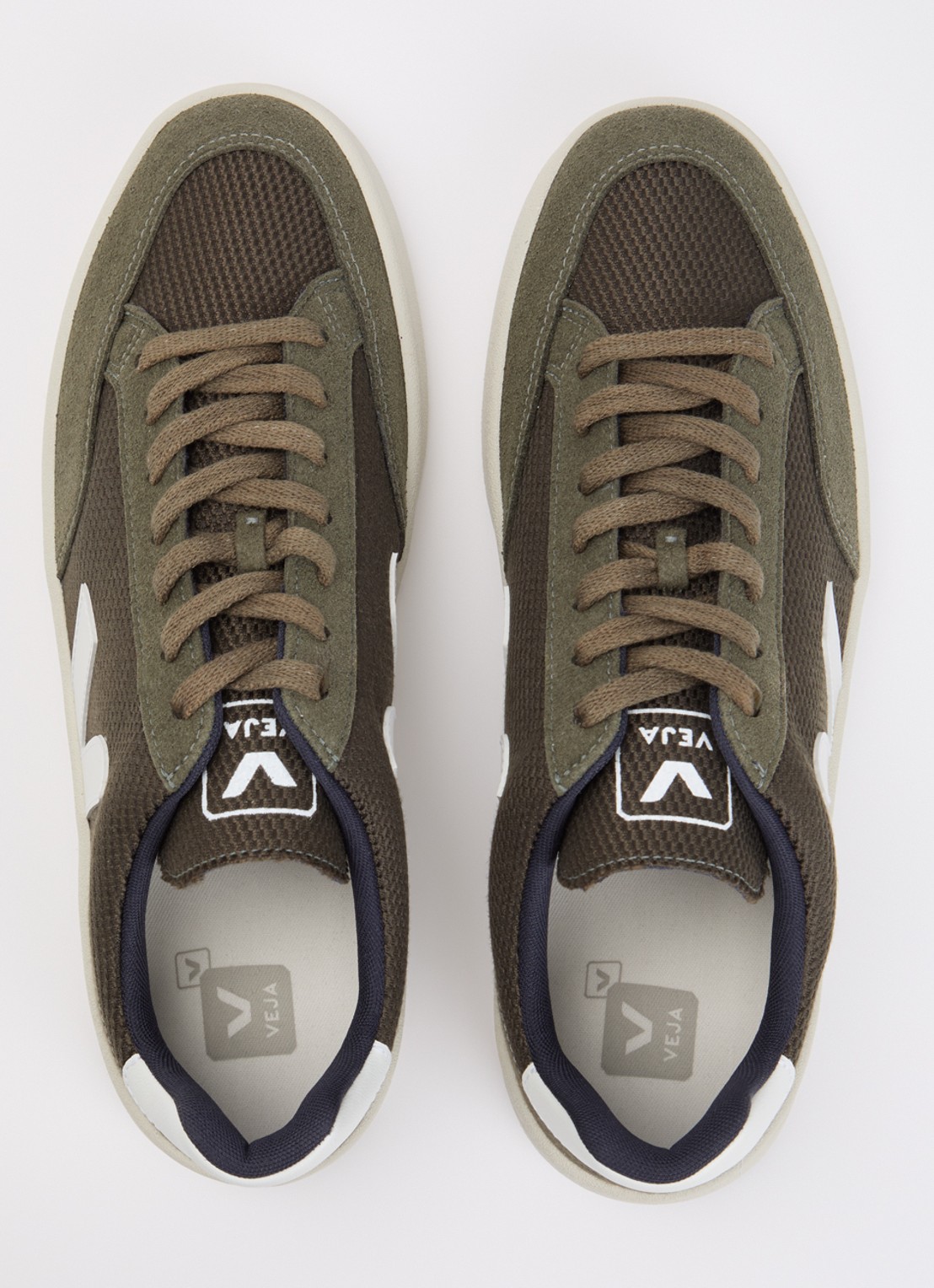 Veja V-12 sneaker met suède details - detail 3 legergroen