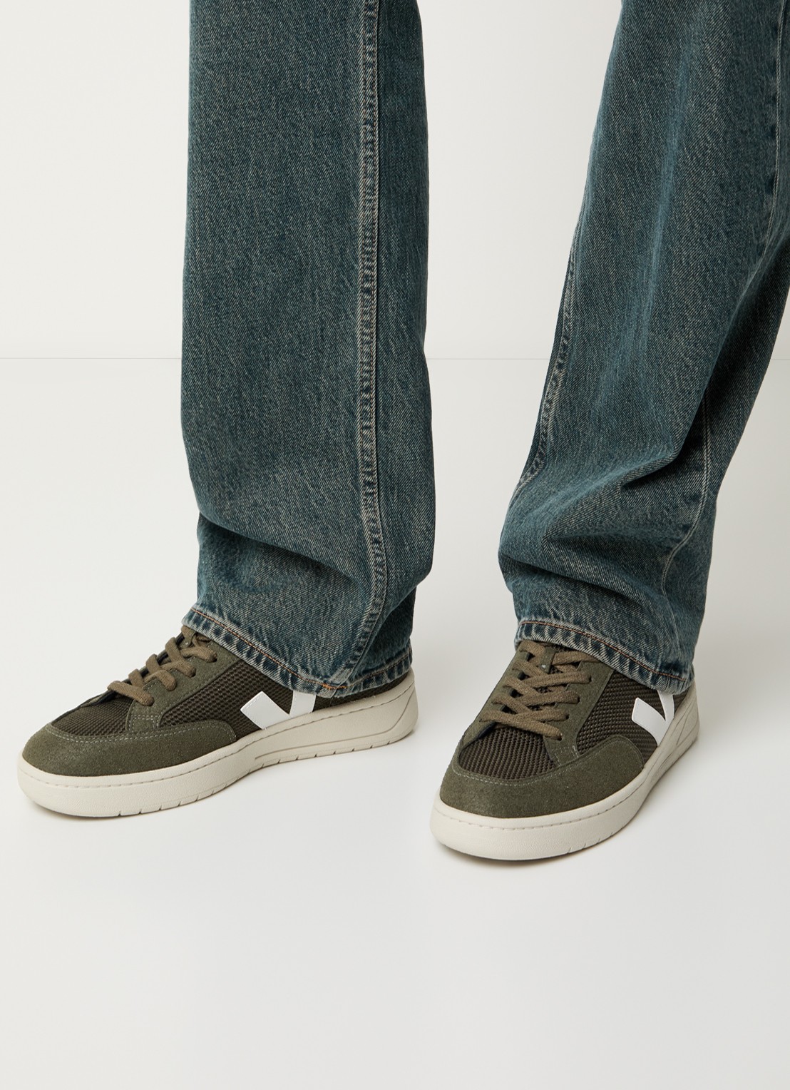 Veja V-12 sneaker met suède details - voorkant 6 legergroen