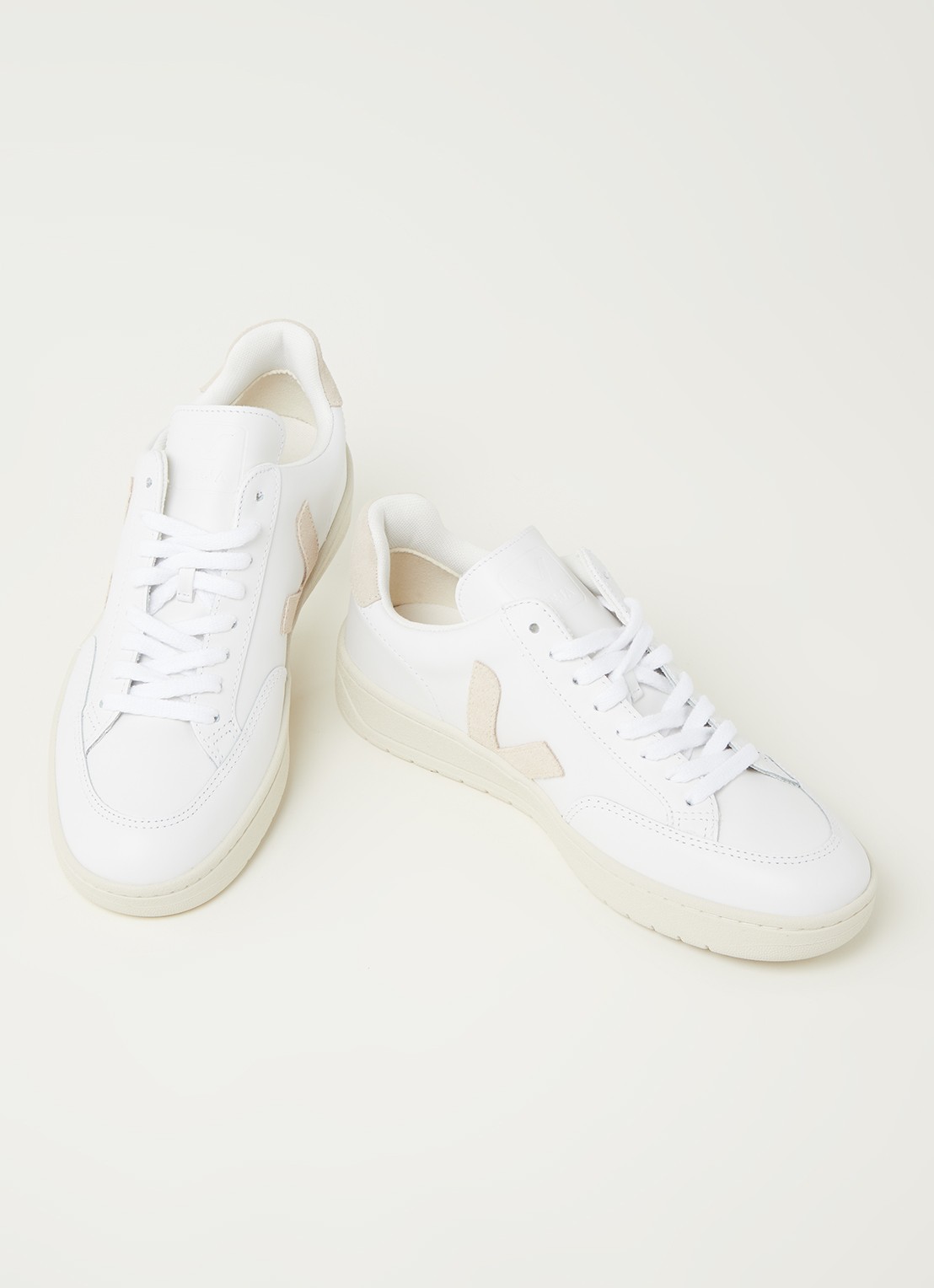 Veja V-12 sneaker van leer met suède details - detail 3 beige