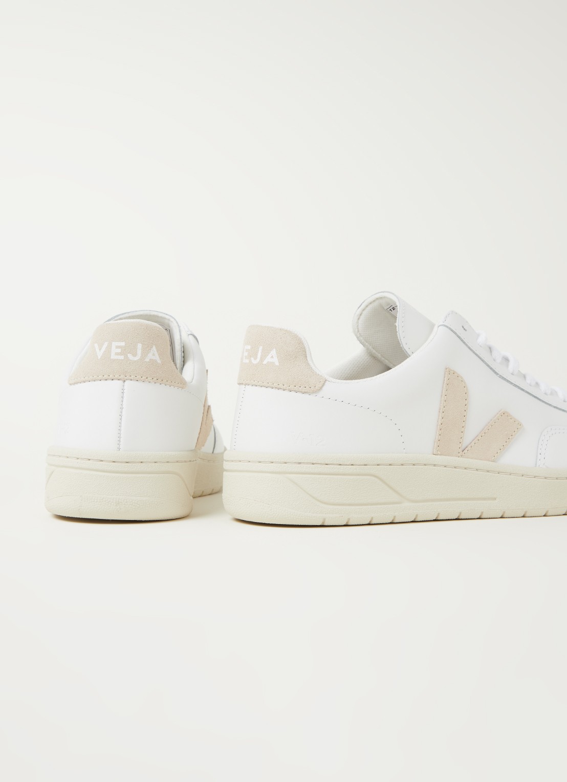 Veja V-12 sneaker van leer met suède details - detail 4 beige