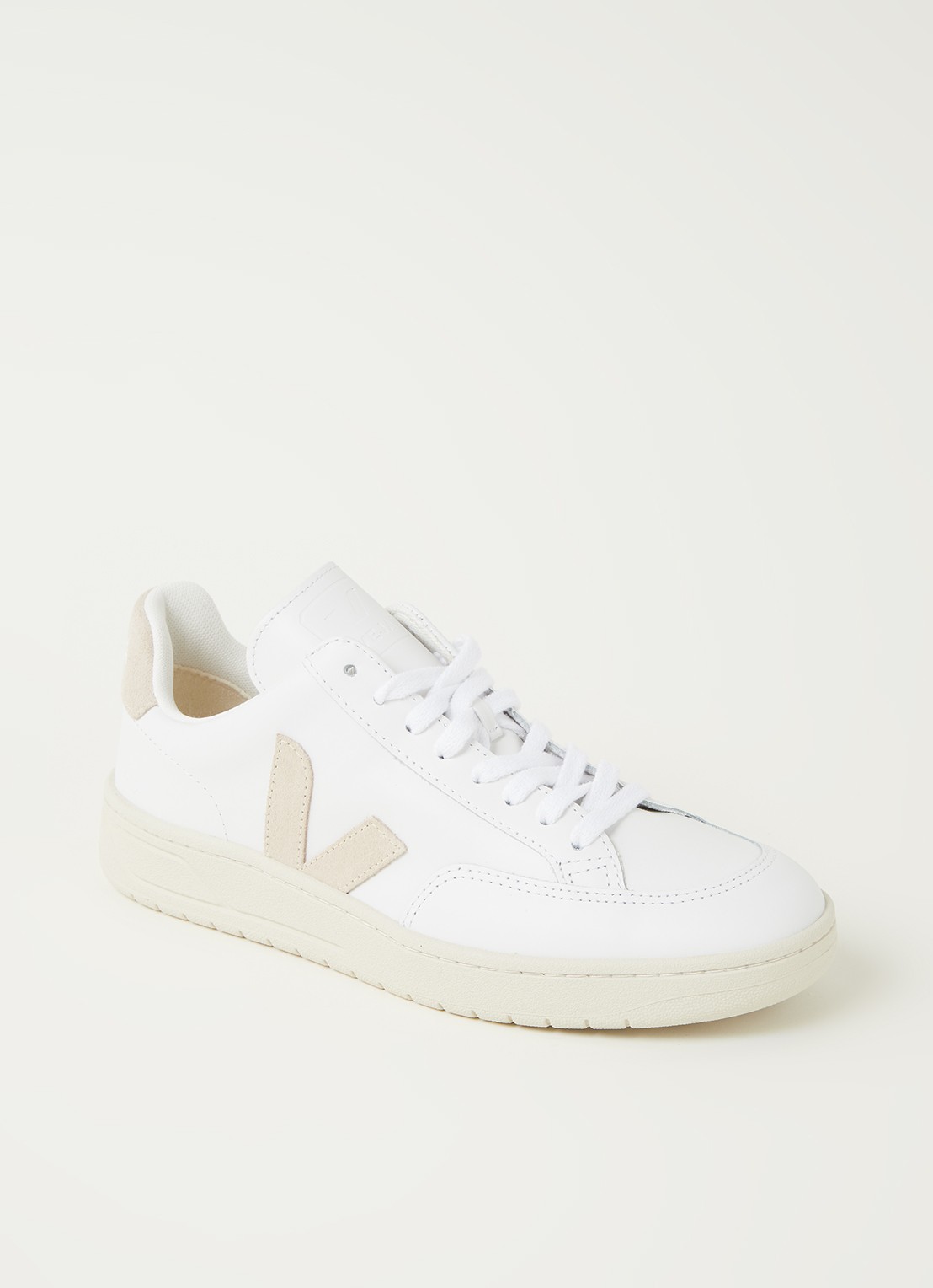 Veja V-12 sneaker van leer met suède details - voorkant beige