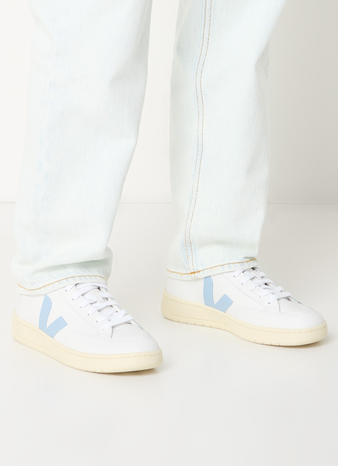 Veja V-12 sneaker van leer met suède details - voorkant 2 ivoor