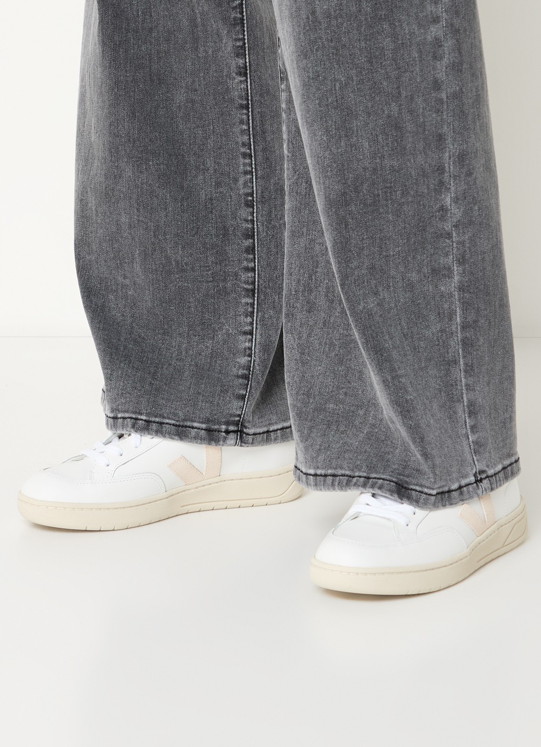 Veja V-12 sneaker van leer met suède details - voorkant 2 beige