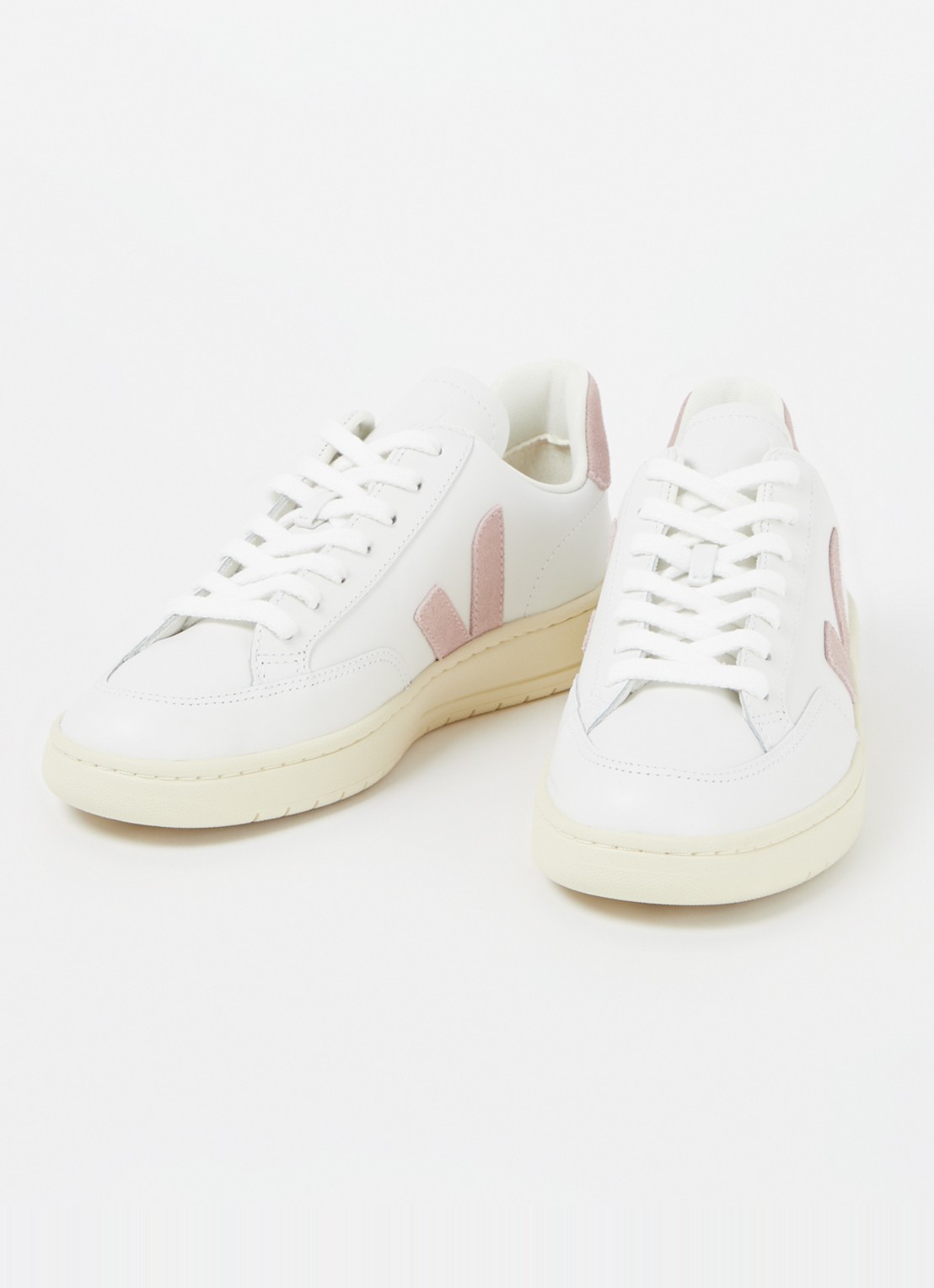 Veja V-12 sneaker van leer met suède details - detail 2 roze