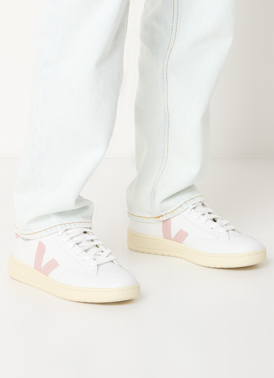 Veja V-12 sneaker van leer met suède details - voorkant 6 roze