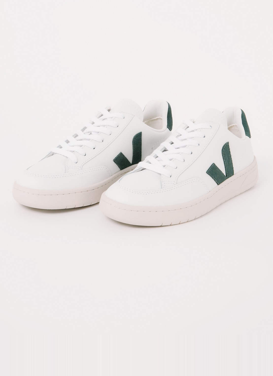 Veja V-12 sneaker van leer met suède details - detail groen