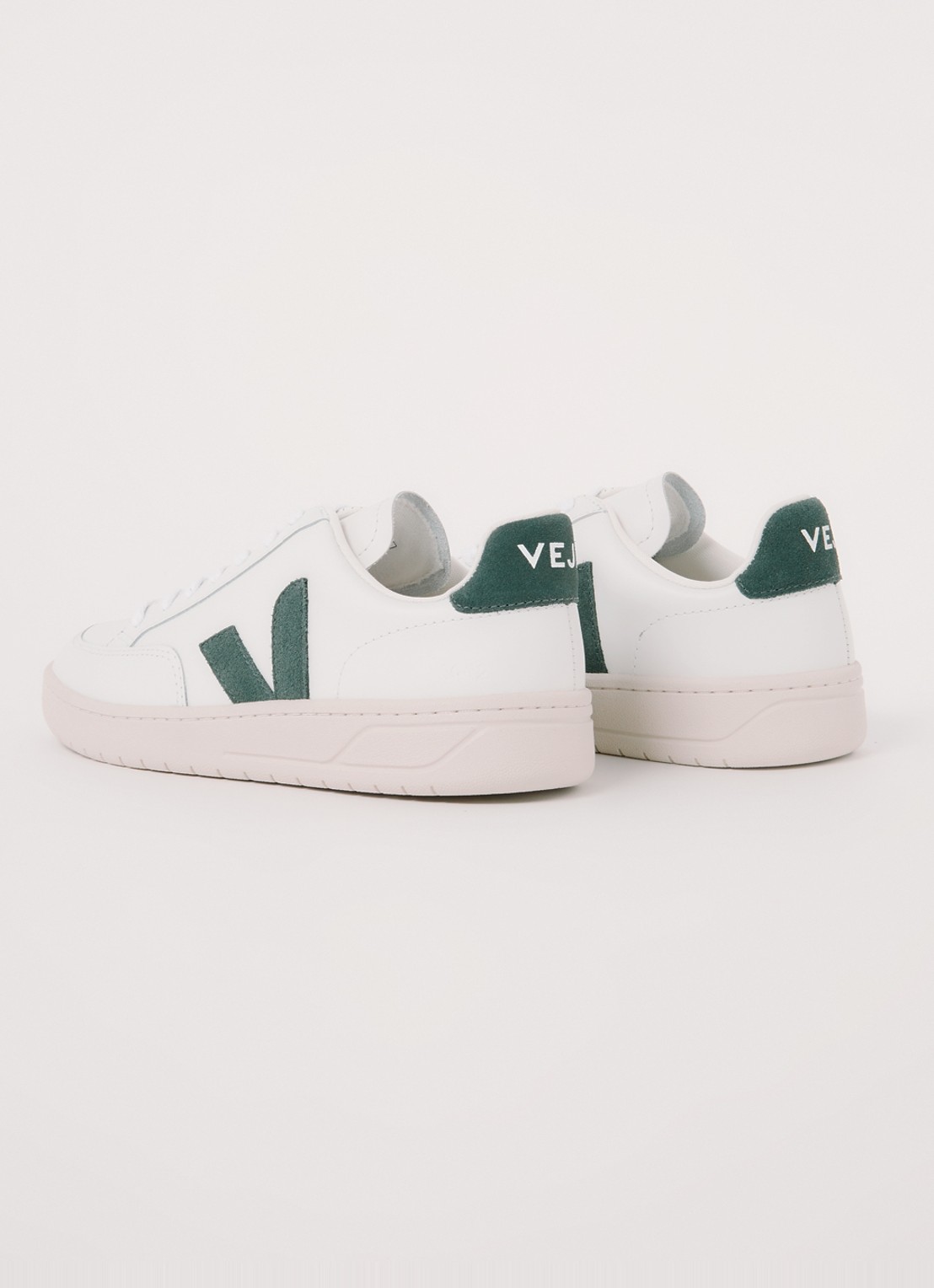 Veja V-12 sneaker van leer met suède details - detail 2 groen
