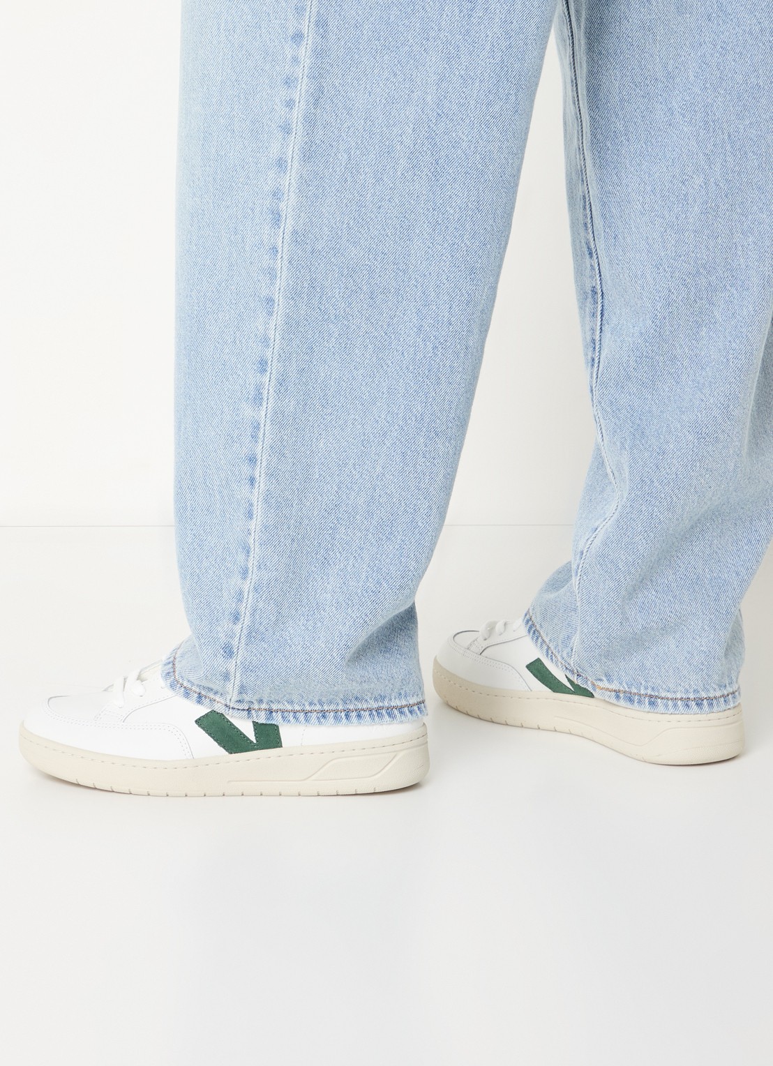 Veja V-12 sneaker van leer met suède details - voorkant 6 groen