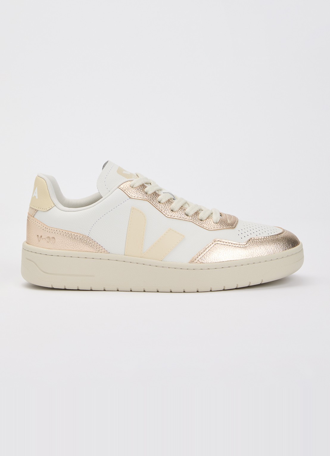 Veja V-90 sneaker van leer met metallic finish - voorkant goud
