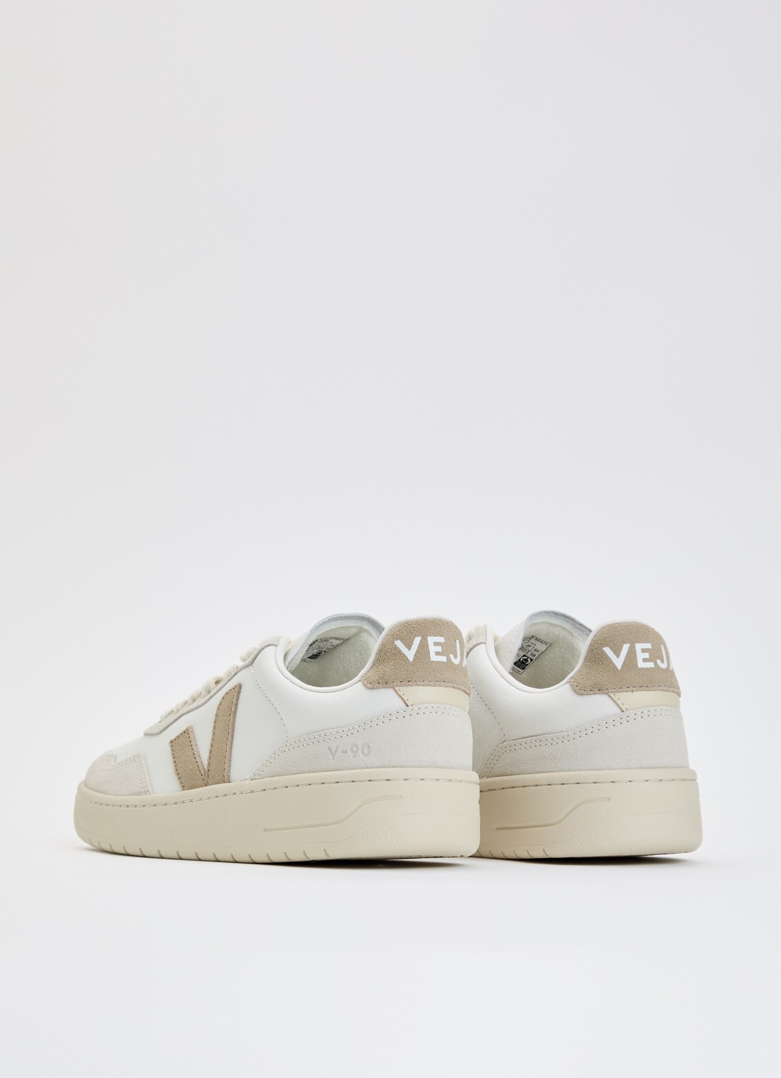 Veja V-90 sneaker van leer met suède details - achterkant beige