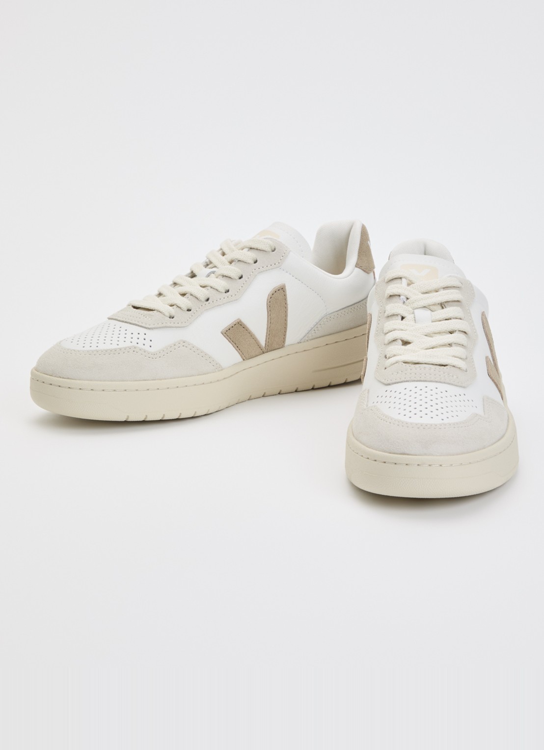 Veja V-90 sneaker van leer met suède details - detail 3 beige
