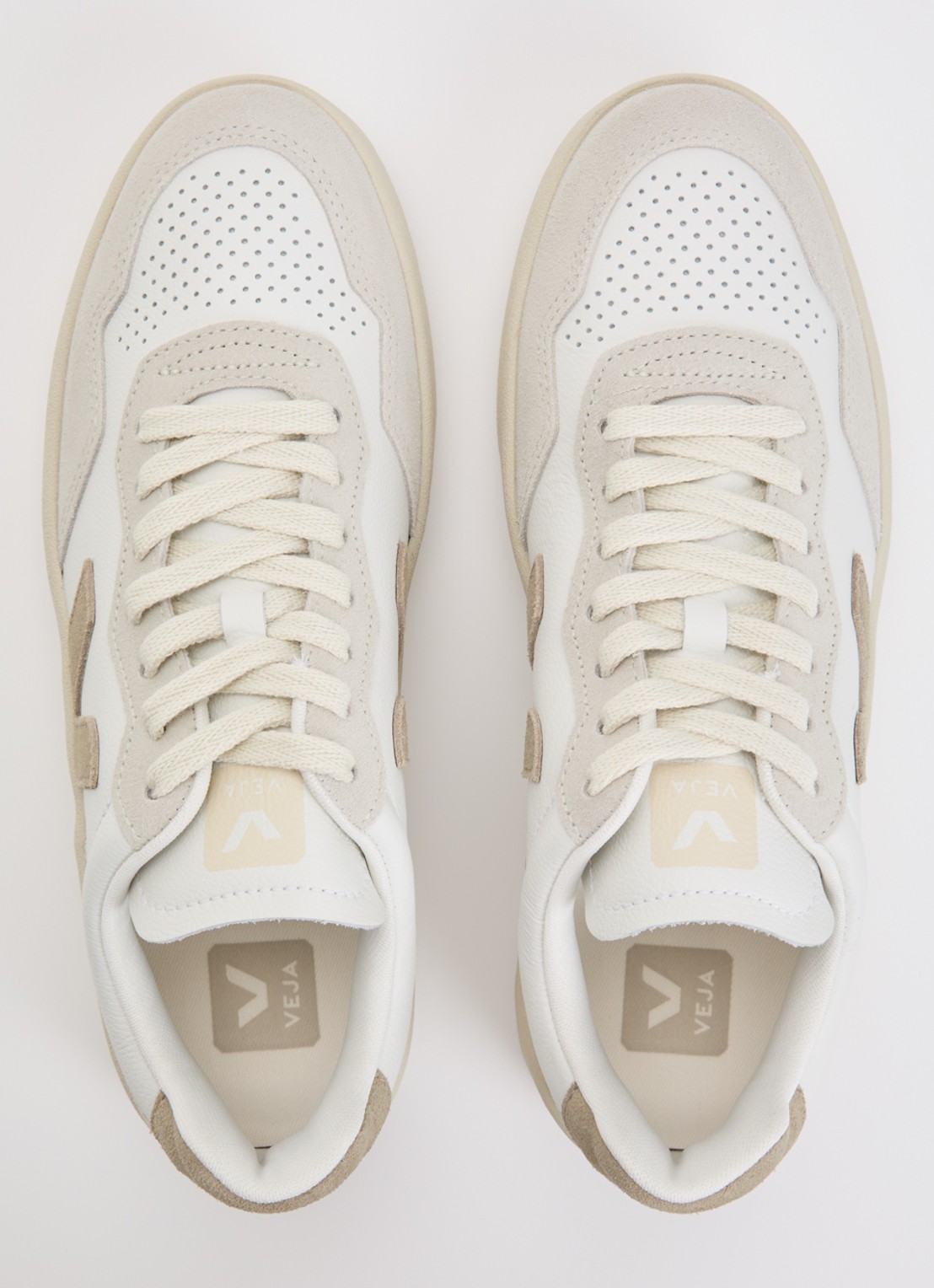 Veja V-90 sneaker van leer met suède details - detail 4 beige