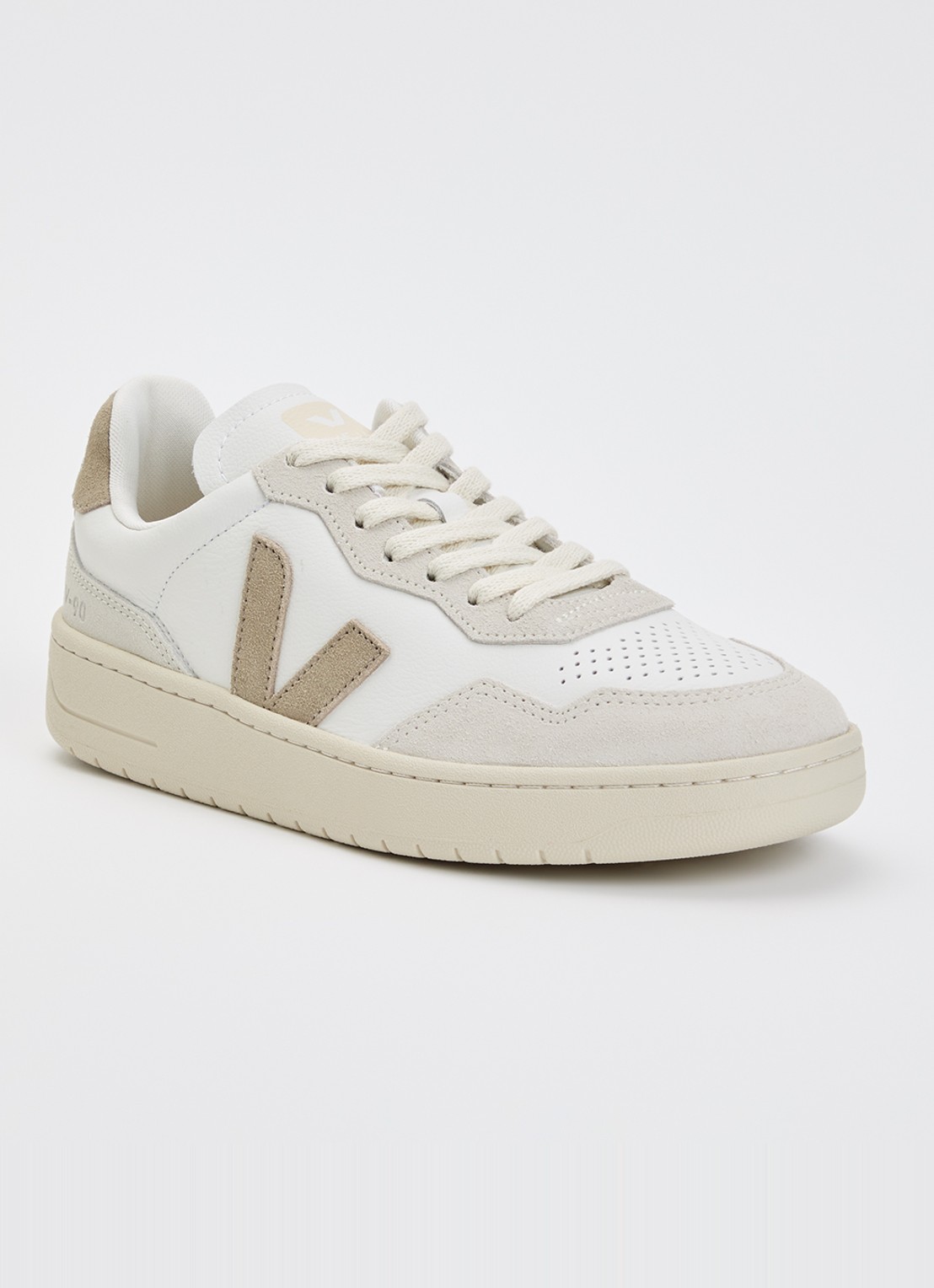 Veja V-90 sneaker van leer met suède details - voorkant 2 beige