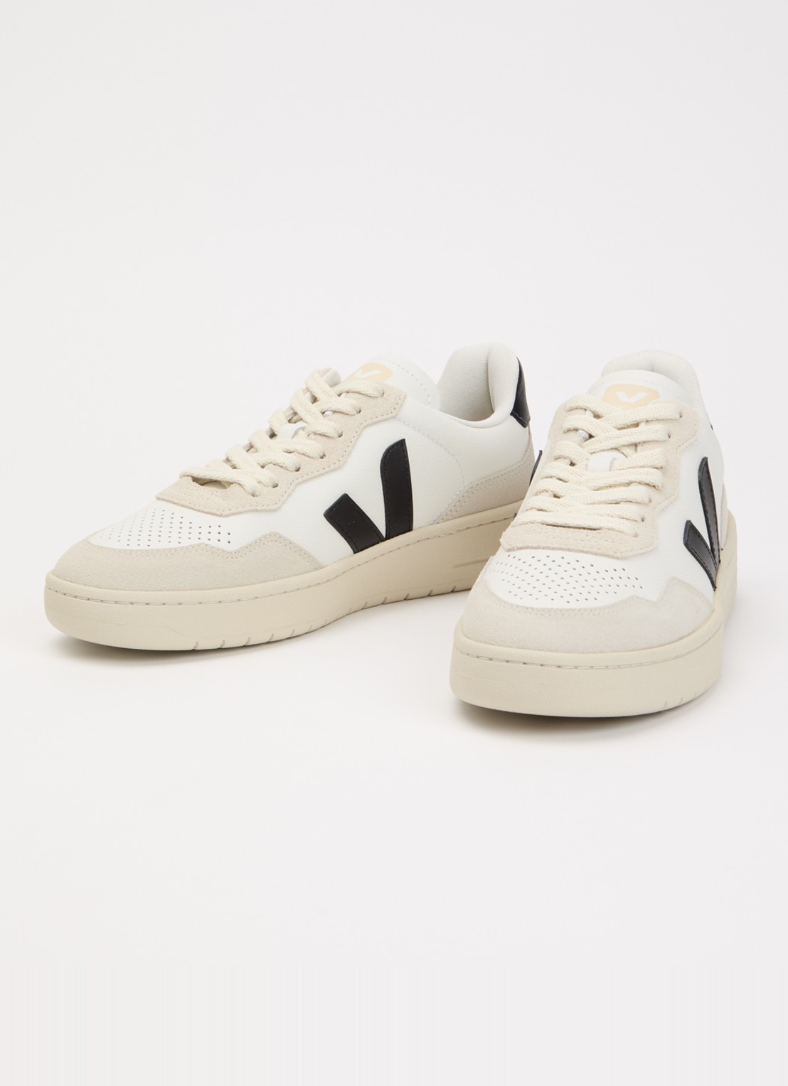 Veja V-90 sneaker van leer met suède details - detail wit