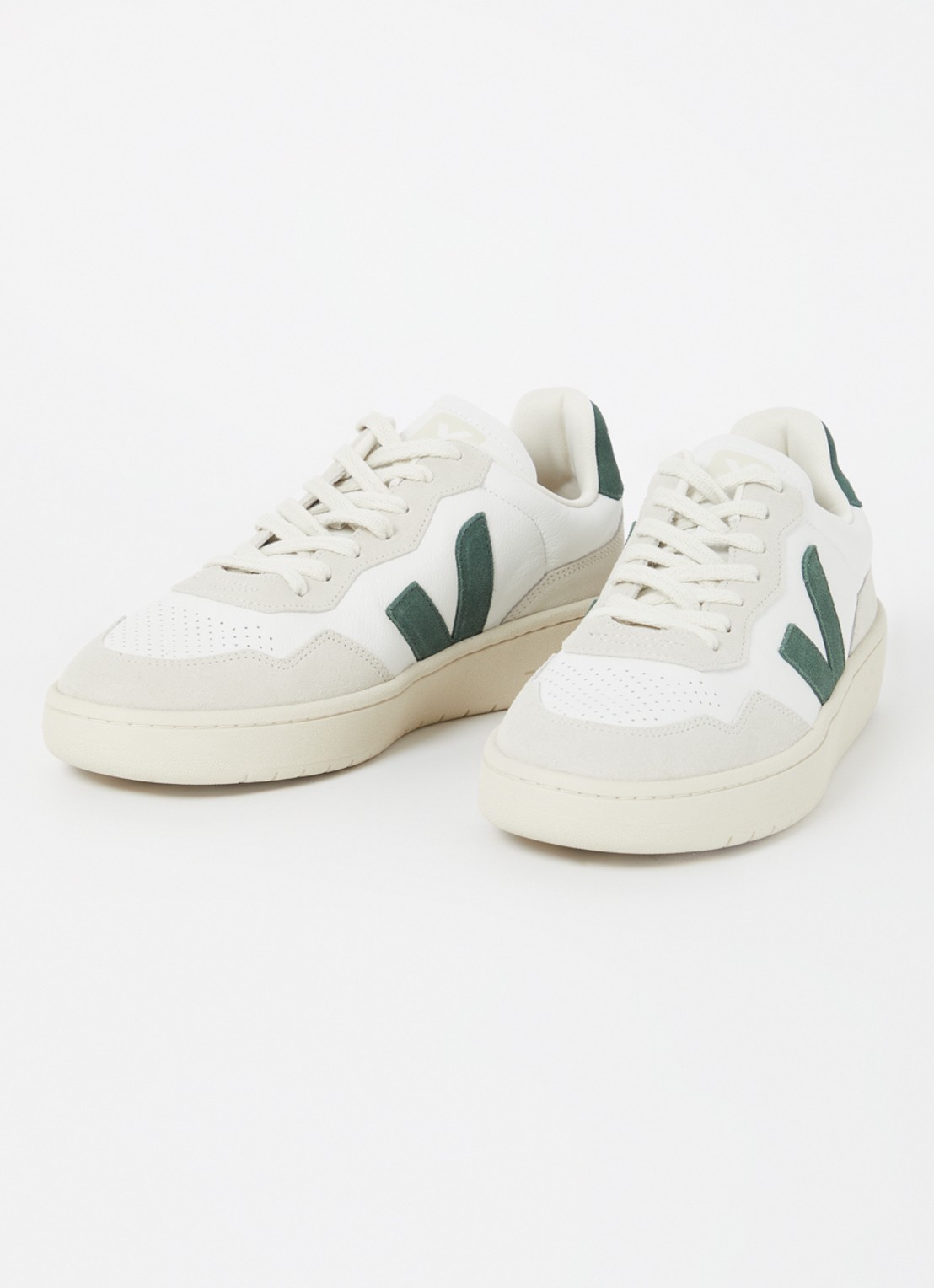 Veja V-90 sneaker van leer met suède details - detail wit