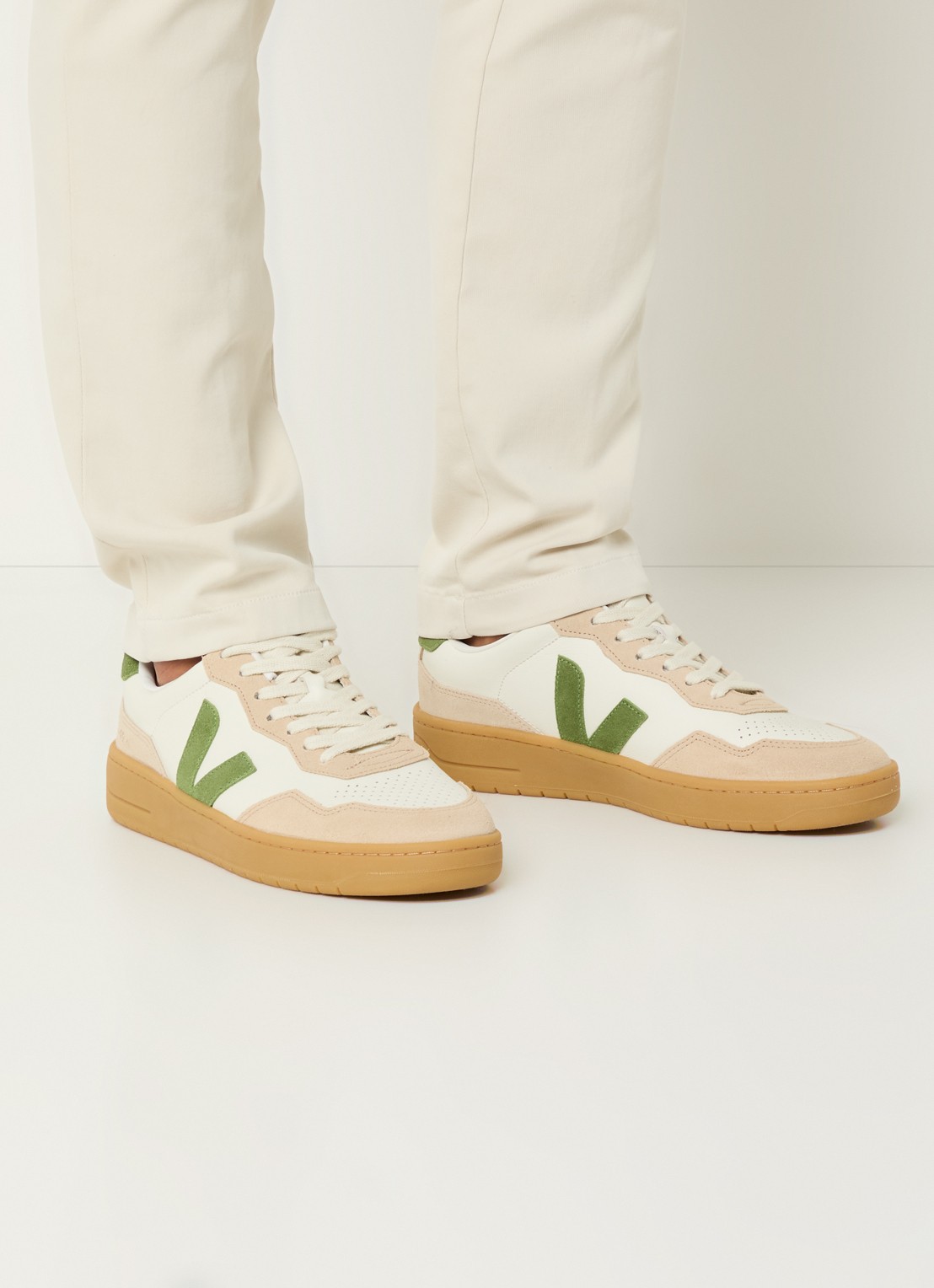 Veja V-90 sneaker van leer met suède details - voorkant 3 gebroken wit