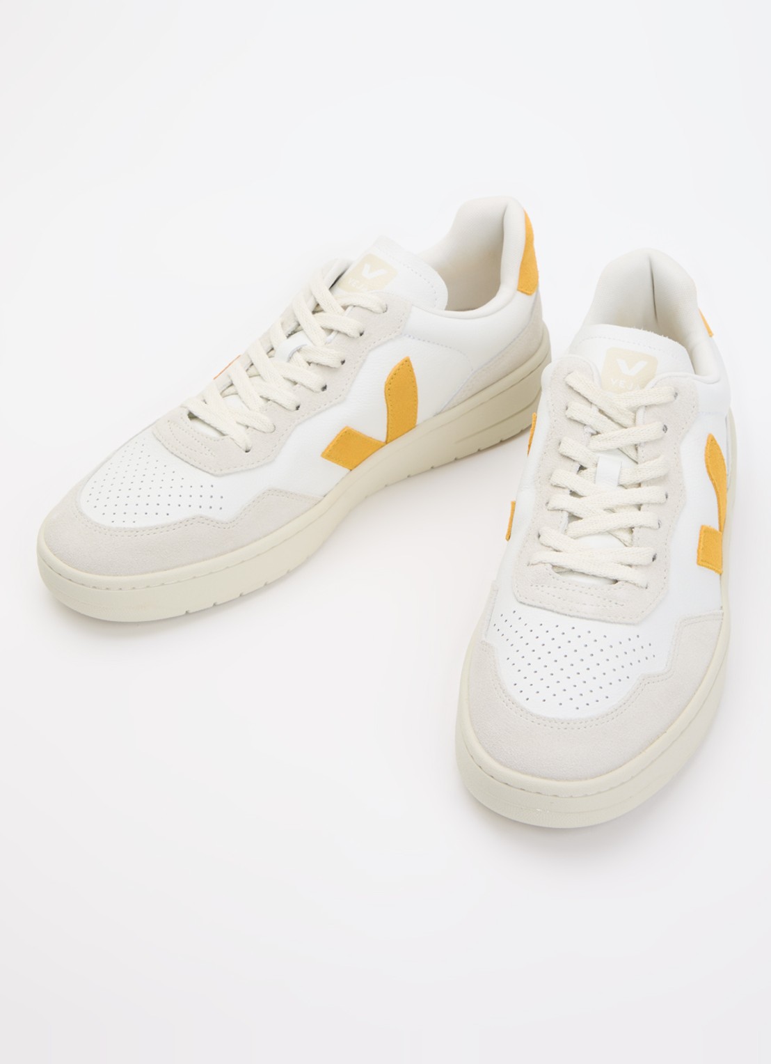 Veja V-90 sneaker van leer met suède details - detail wit