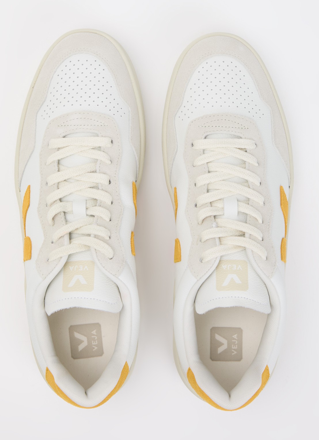 Veja V-90 sneaker van leer met suède details - detail 2 wit