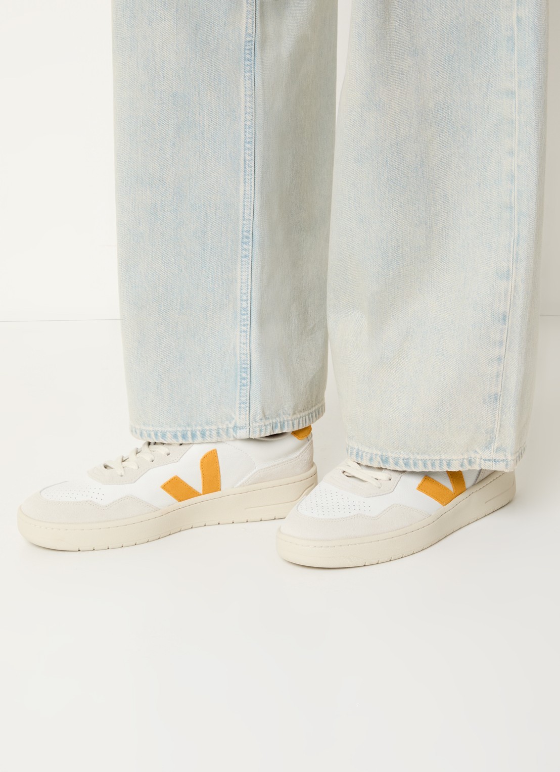 Veja V-90 sneaker van leer met suède details - voorkant 3 wit