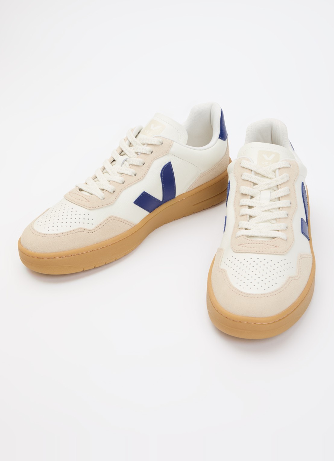 Veja V-90 sneaker van leer met suède details - detail 2 gebroken wit