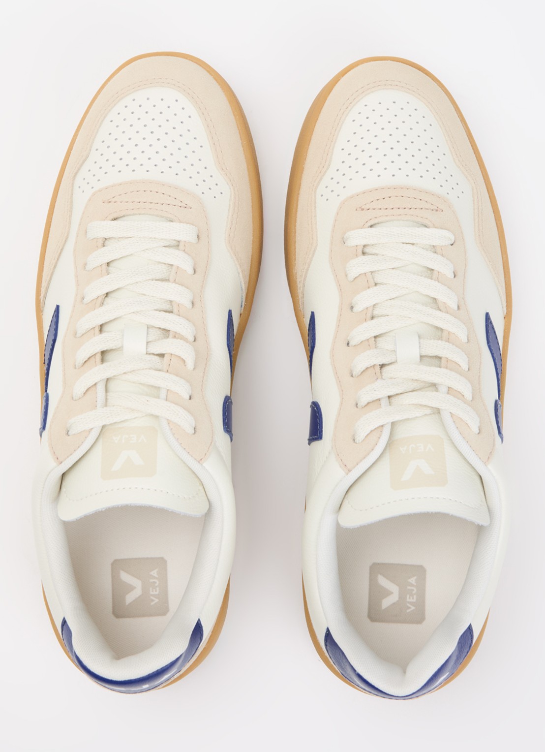 Veja V-90 sneaker van leer met suède details - detail 3 gebroken wit