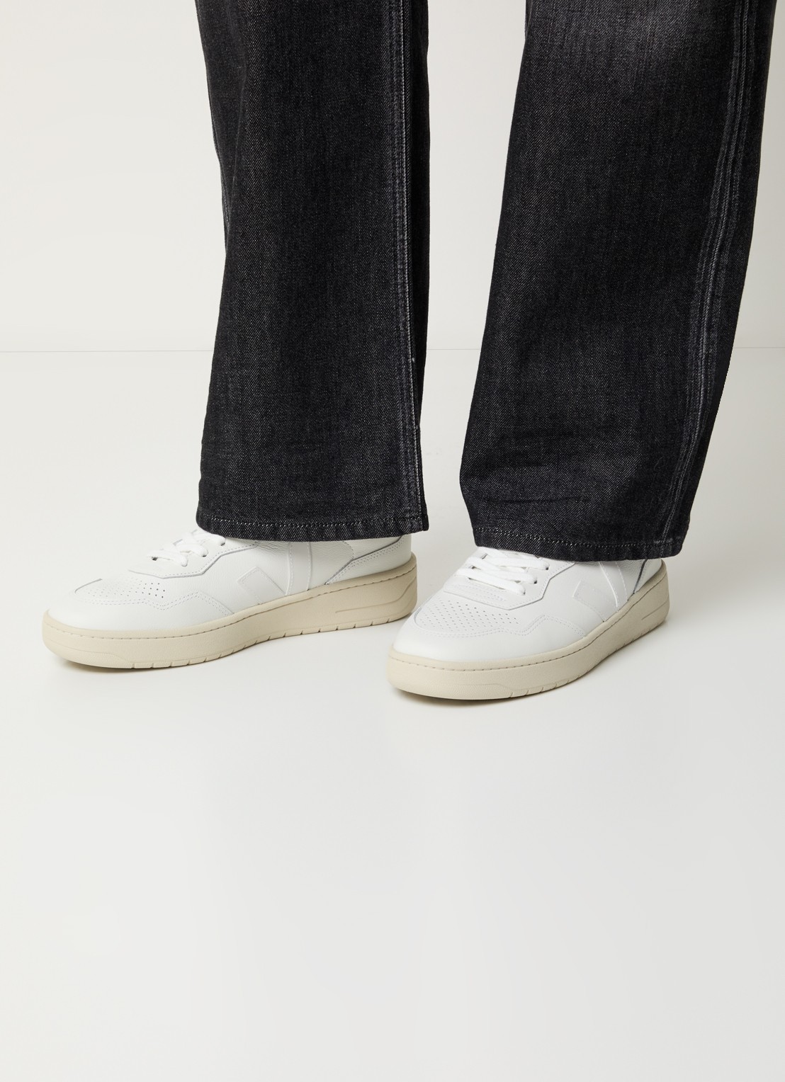 Veja V-90 sneaker van leer - voorkant 3 wit