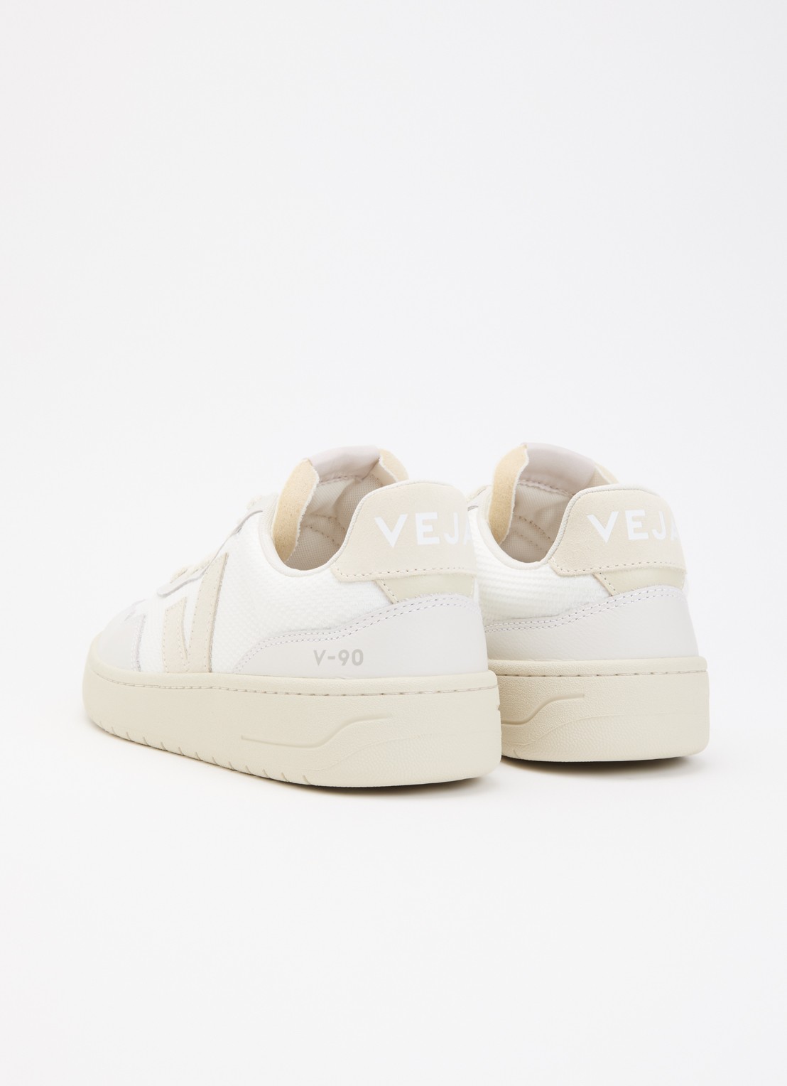Veja V-90 sneaker van mesh met details van leer en suède - achterkant 5 gebroken wit