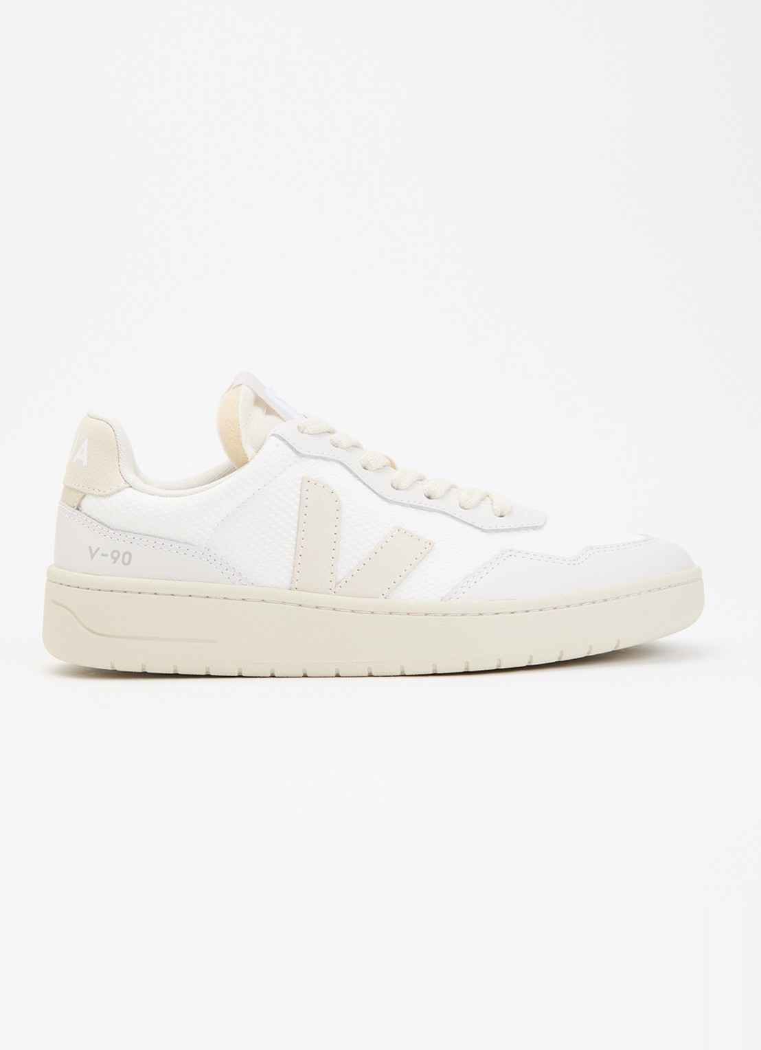 Veja V-90 sneaker van mesh met details van leer en suède - voorkant gebroken wit
