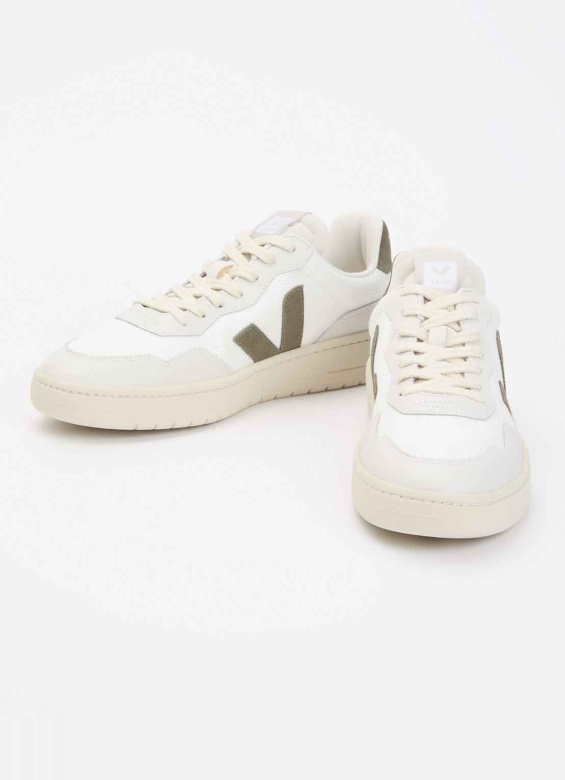 Veja V-90 sneaker van mesh met suède en leren details - detail wit
