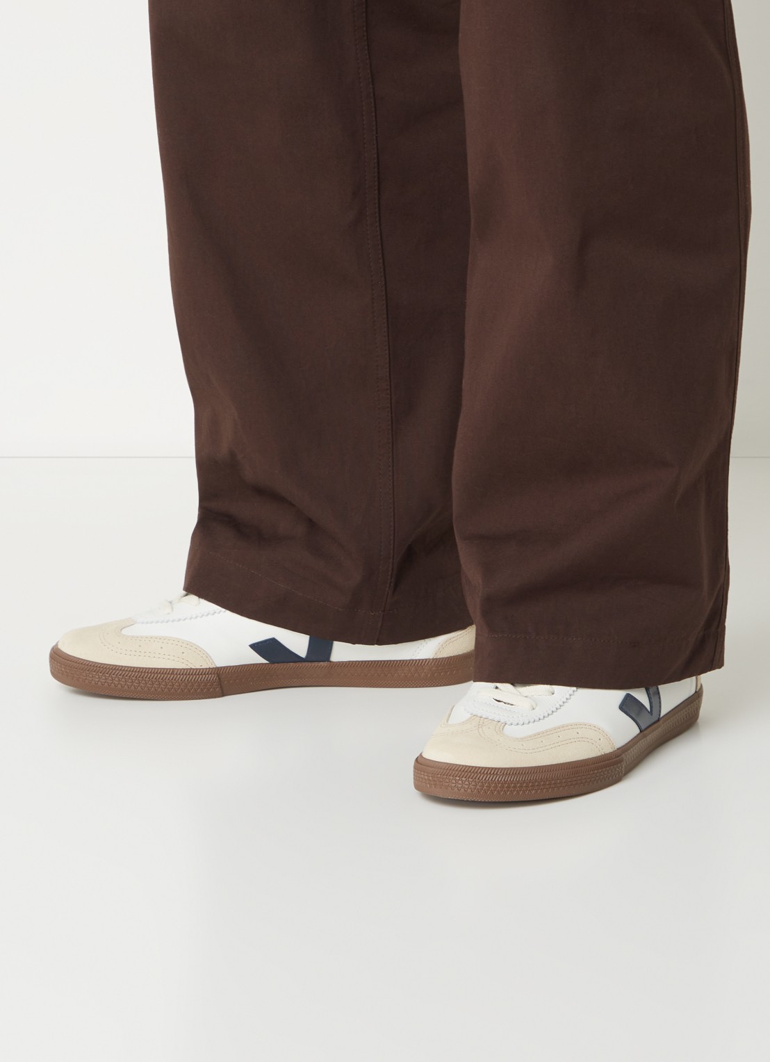 Veja Volley sneaker van leer met suède details - voorkant 3 gebroken wit