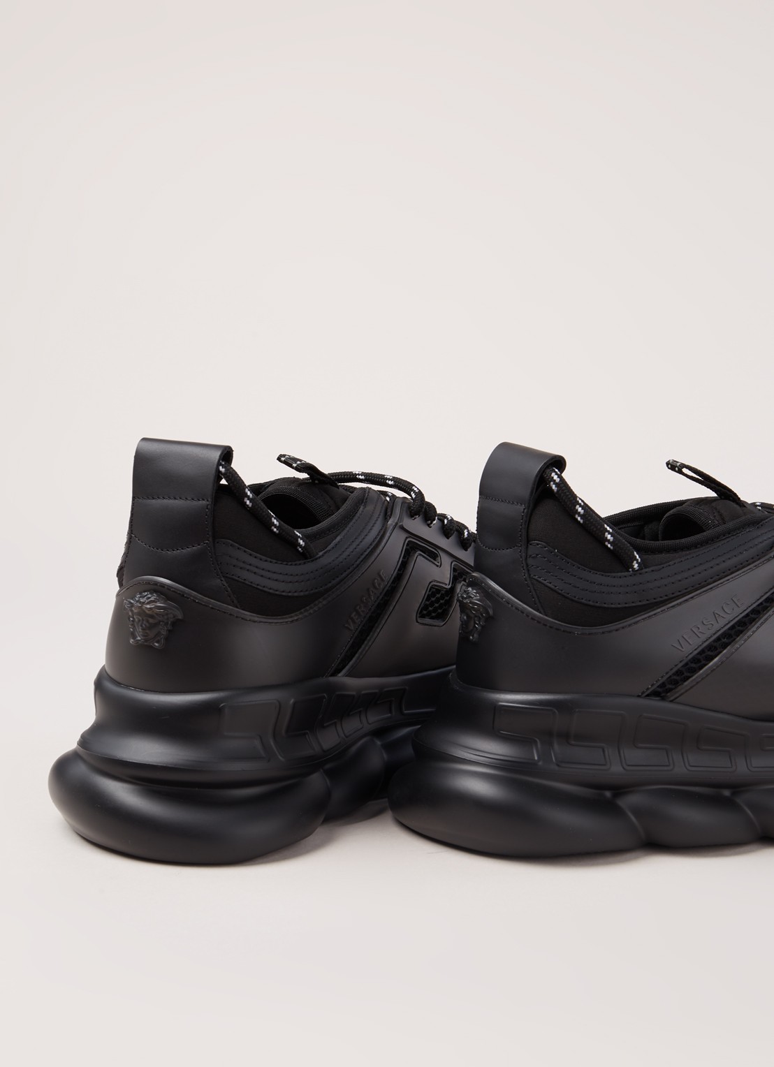 Versace Chain Reaction sneaker met kalfssuède details - detail zwart