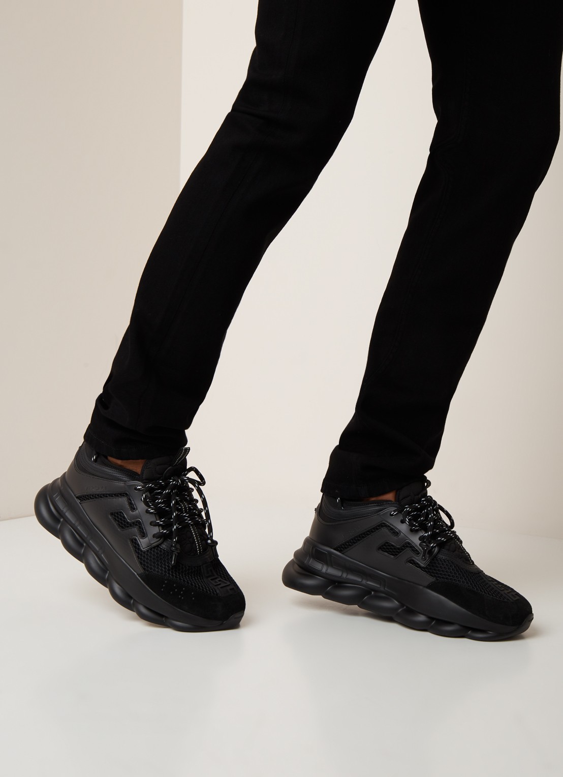 Versace Chain Reaction sneaker met kalfssuède details - voorkant 5 zwart