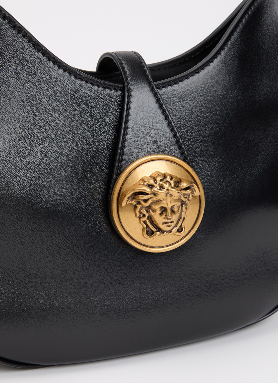 Versace Emblème schoudertas van lamsleer met logodetail - detail 3 zwart