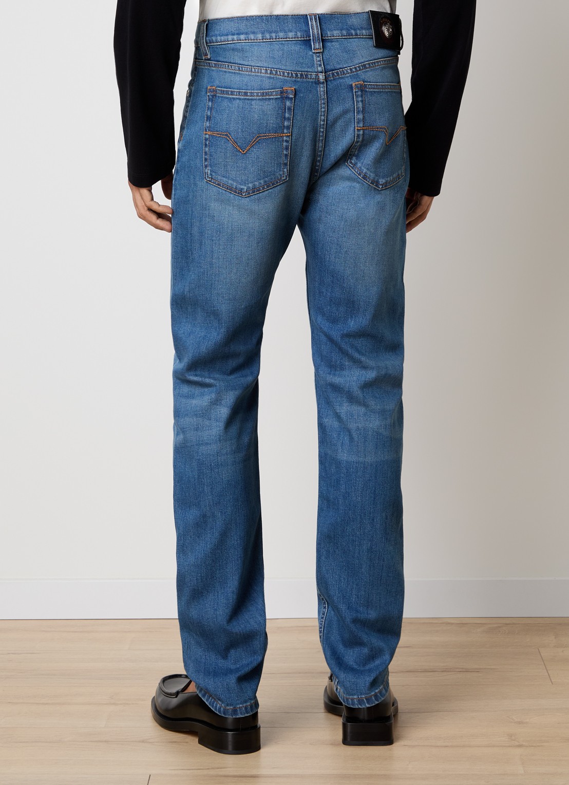 Versace Straight leg jeans met lichte wassing - achterkant 6 indigo