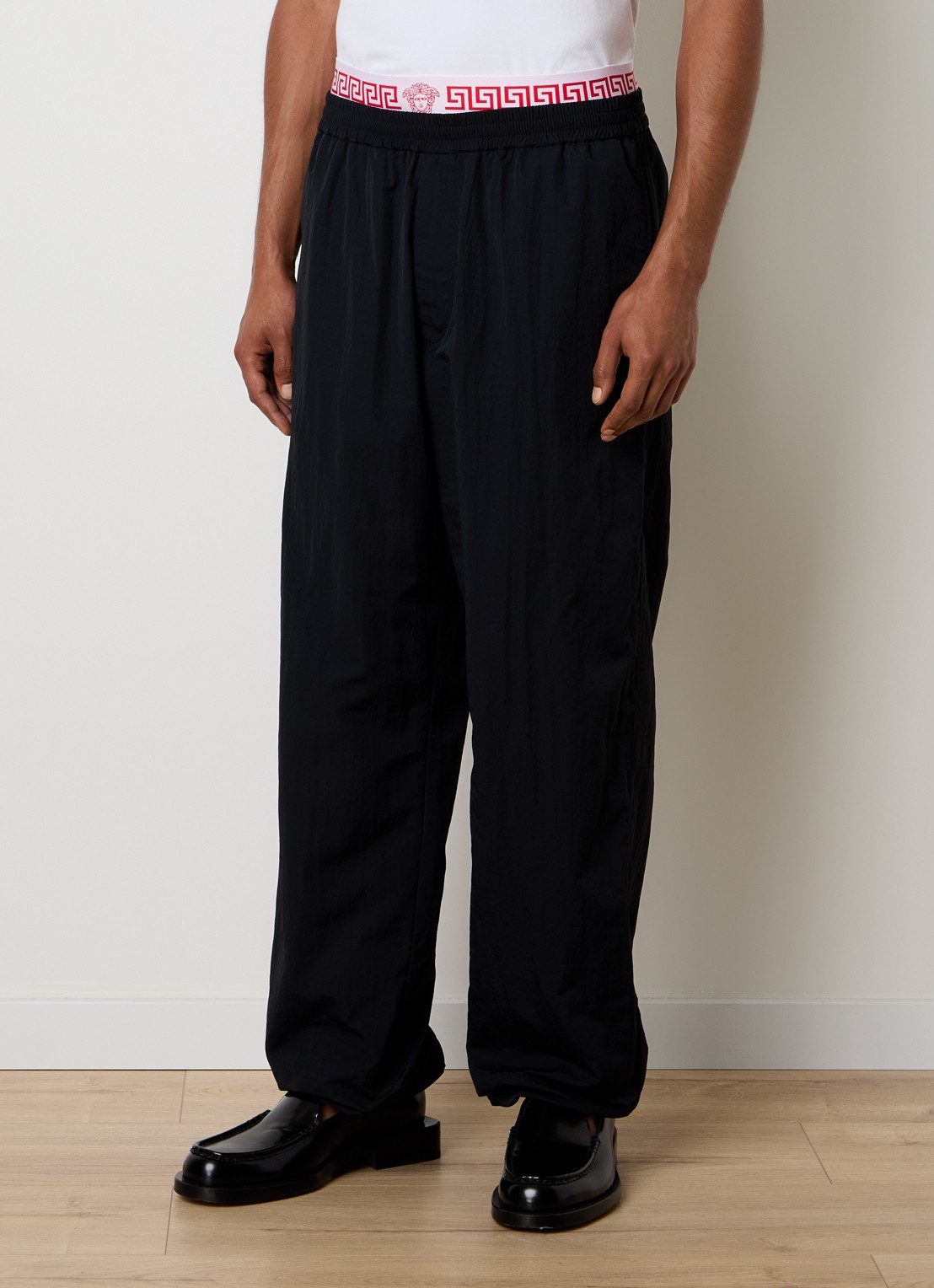 Versace Wide fit trackpants met steekzakken en logo - detail 3 zwart