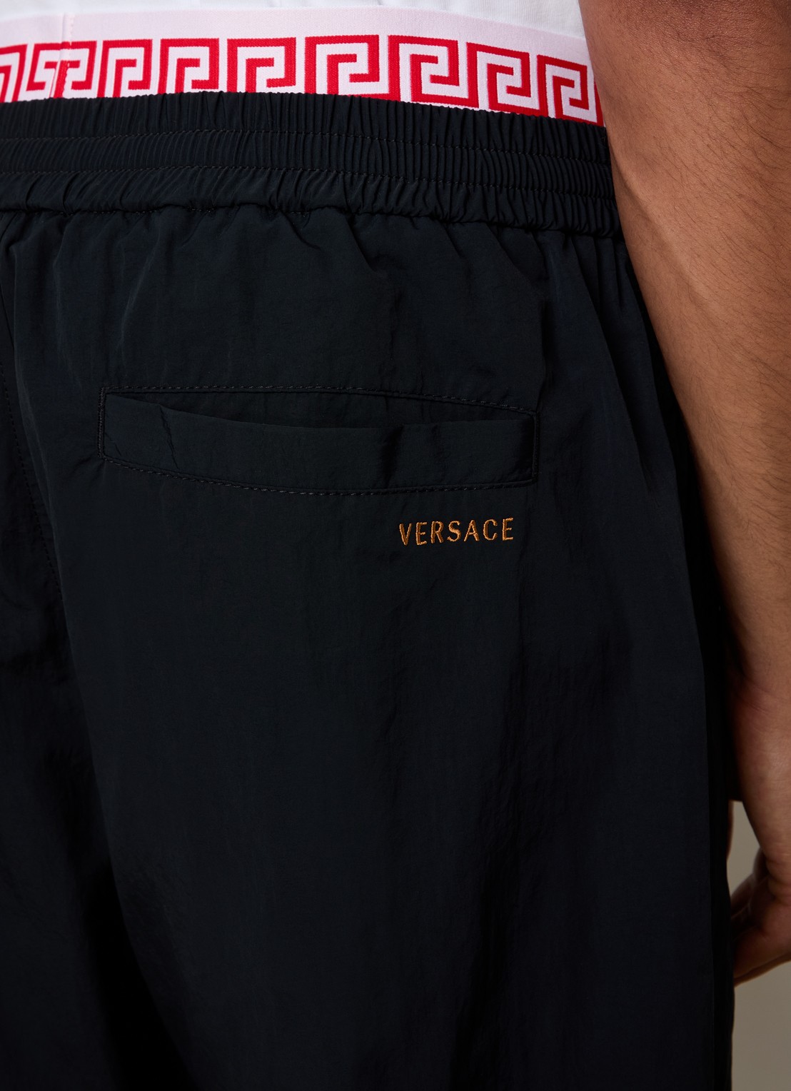 Versace Wide fit trackpants met steekzakken en logo - detail 5 zwart