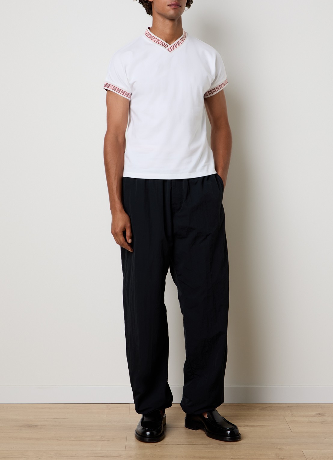 Versace Wide fit trackpants met steekzakken en logo - voorkant 2 zwart