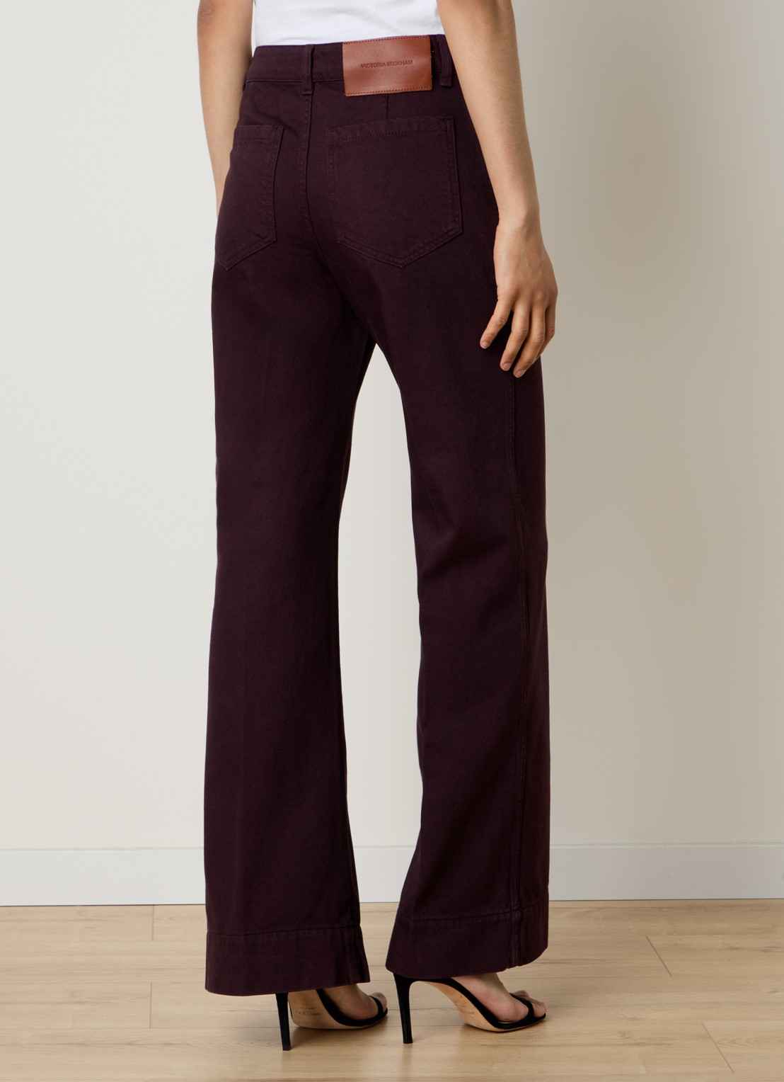 Victoria Beckham Alina 32 Inch high waist flared leg jeans met persplooi - achterkant 3 aubergine