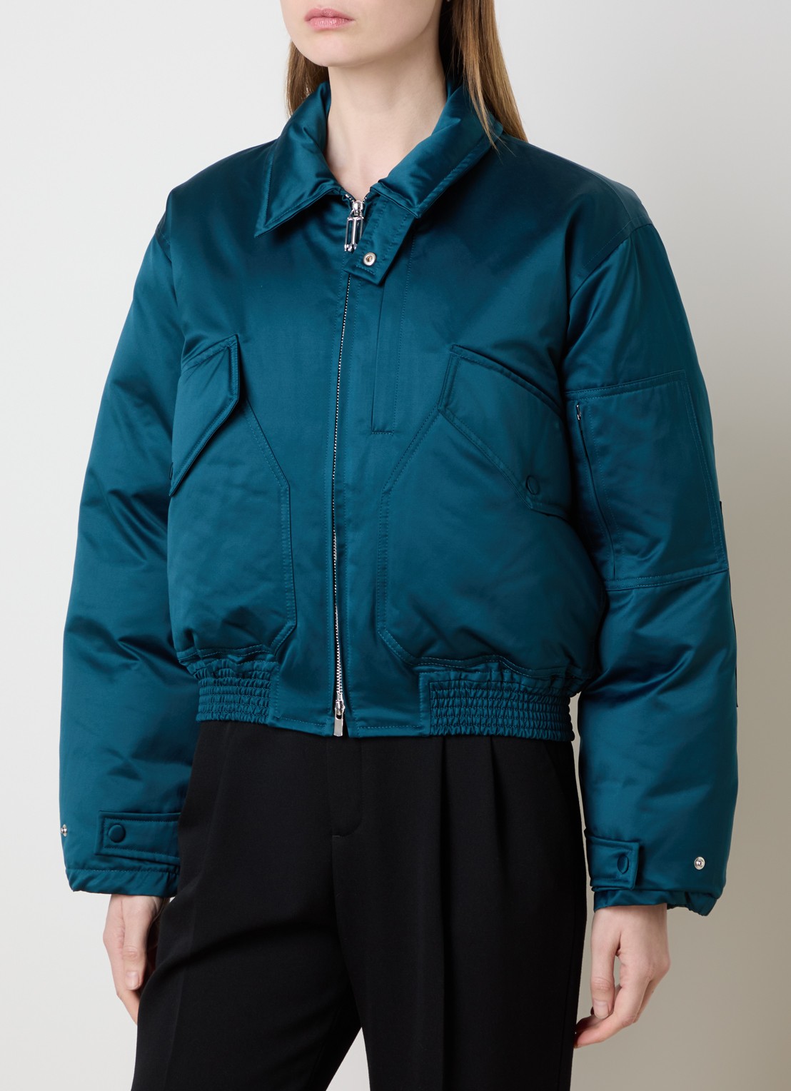 Victoria Beckham Bomberjack van satijn met donsvulling - detail petrol