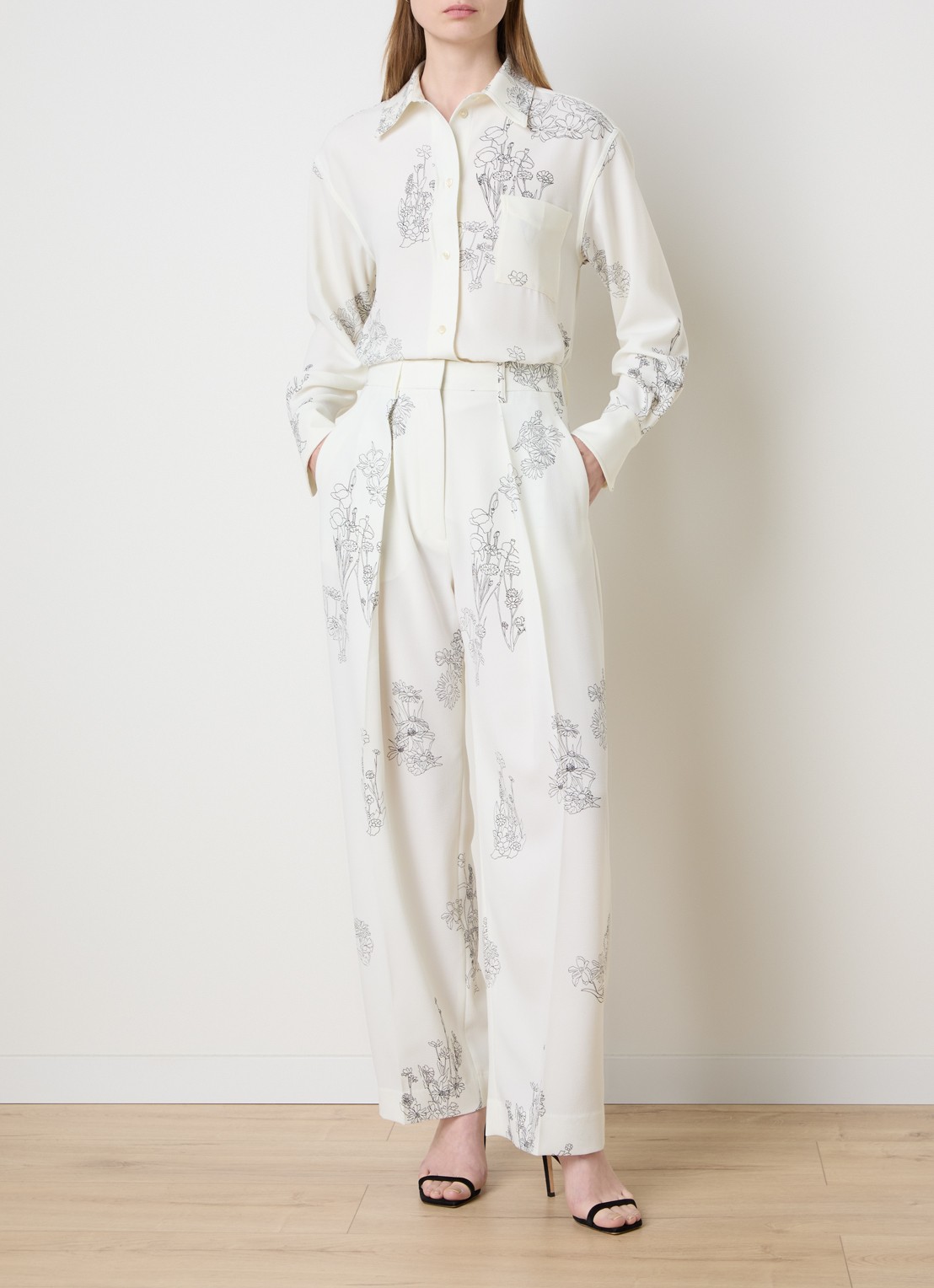 Victoria Beckham High waist tapered fit pantalon met bloemenprint - voorkant 2 gebroken wit